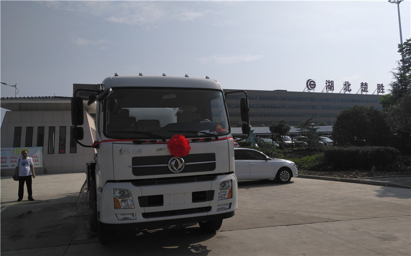 東風(fēng)天錦運(yùn)油車(chē)發(fā)往山西太原