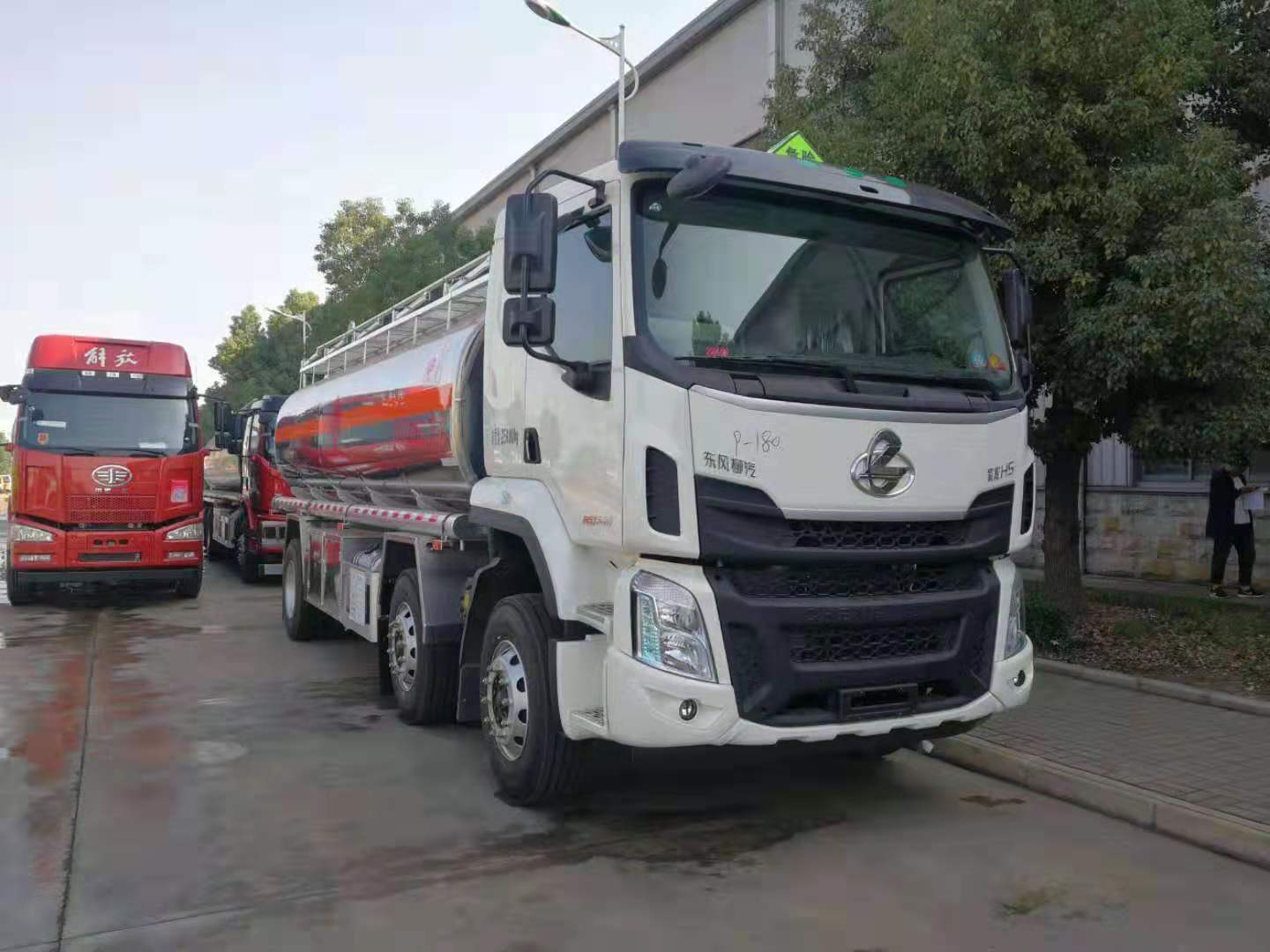 16噸東風(fēng)柳汽乘龍小三軸鋁合金運(yùn)油車(chē)發(fā)往廣西