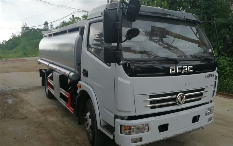 適合工地使用8噸東風(fēng)多利卡加油車(chē)發(fā)往貴州