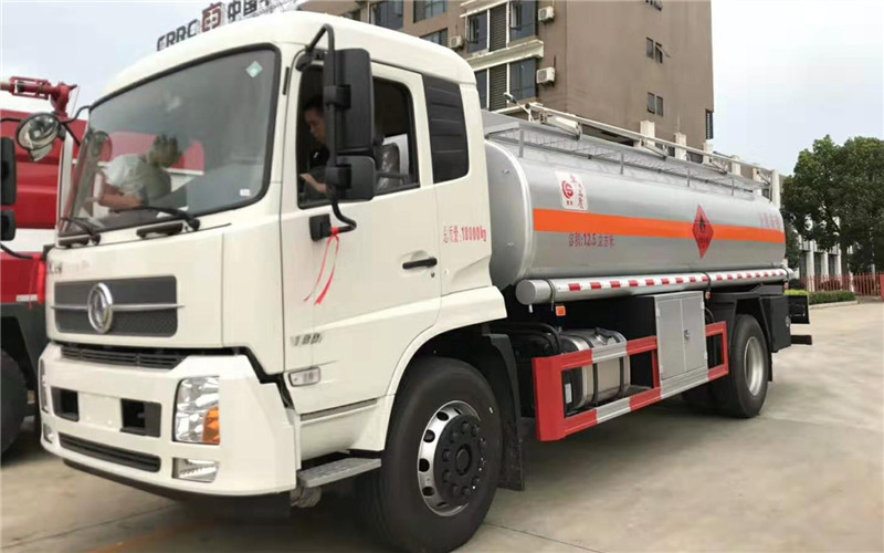 12噸東風(fēng)天錦加油車(chē)發(fā)往湖南永州