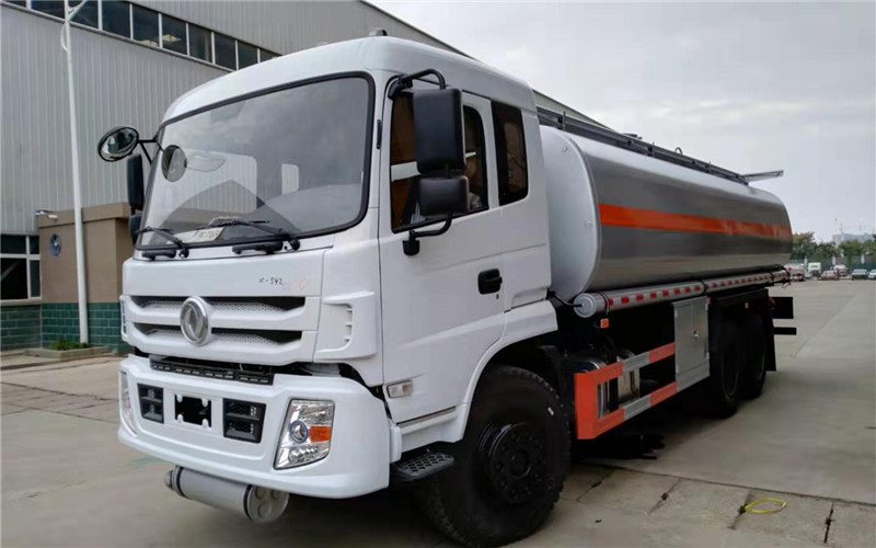 煤礦專(zhuān)用20噸后雙橋運(yùn)油車(chē)發(fā)往山西